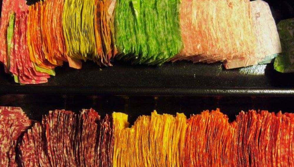 Una mujer se crea un vestido con 10.000 envoltorios de caramelos