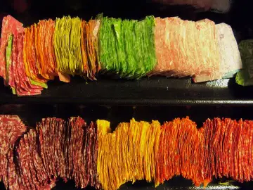 Una mujer se crea un vestido con 10.000 envoltorios de caramelos Una mujer se crea un vestido con 10.000 envoltorios de caramelos