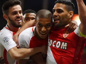 Mbappé celebra un gol junto a sus compañeros Mbappé celebra un gol junto a sus compañeros