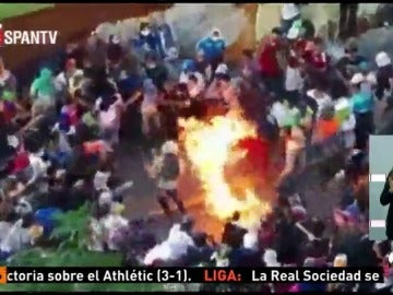 Frame 9.069 de: Queman vivo a un joven durante las protestas en Caracas