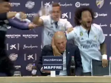 Casemiro, Lucas Vázquez y Marcelo 'bañan' a Zidane tras ganar la Liga Casemiro, Lucas Vázquez y Marcelo 'bañan' a Zidane tras ganar la Liga