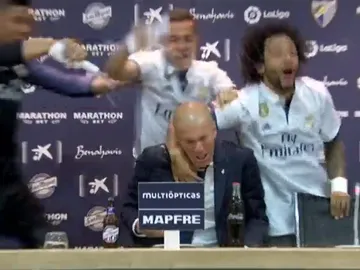 Casemiro, Lucas Vázquez y Marcelo 'bañan' a Zidane tras ganar la Liga Casemiro, Lucas Vázquez y Marcelo 'bañan' a Zidane tras ganar la Liga