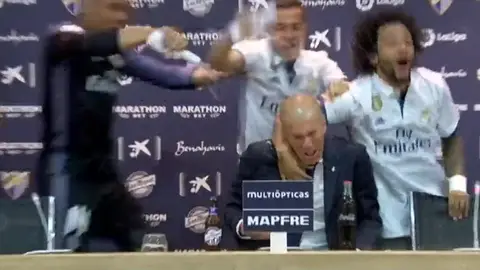 Casemiro, Lucas Vázquez y Marcelo 'bañan' a Zidane tras ganar la Liga Casemiro, Lucas Vázquez y Marcelo 'bañan' a Zidane tras ganar la Liga