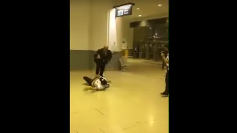 Entrada de Morata a un empleado de seguridad Entrada de Morata a un empleado de seguridad