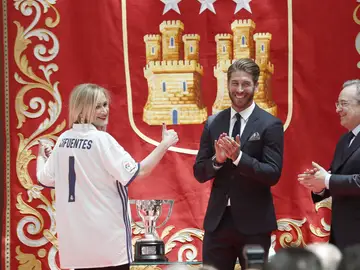 Cristina Cifuentes junto a Sergio Ramos y Florentino Pérez Cristina Cifuentes junto a Sergio Ramos y Florentino Pérez