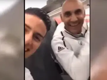 James Rodríguez, junto a Keylor Navas en el avión de vuelta a Madrid James Rodríguez, junto a Keylor Navas en el avión de vuelta a Madrid