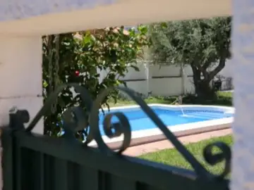 Frame 18.479366 de: Muere un niño de tres años al caerse a una piscina en Málaga Frame 18.479366 de: Muere un niño de tres años al caerse a una piscina en Málaga