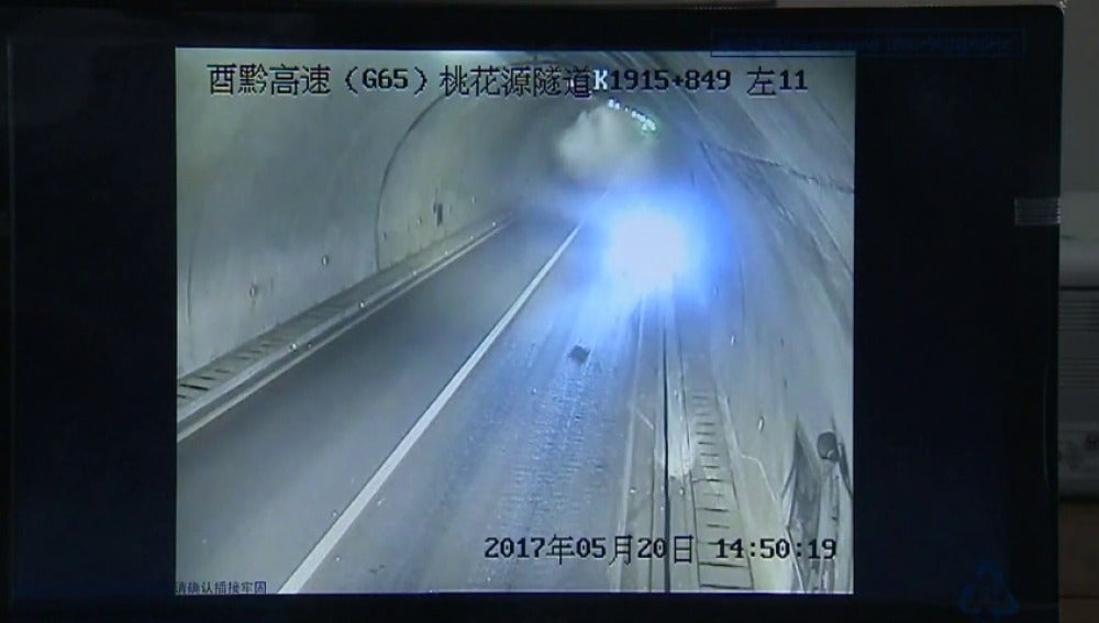 Frame 18.424844 de: Un coche se estrella en el interior de un túnel