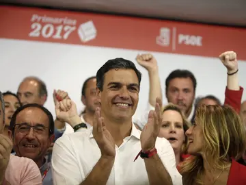 Pedro Sánchez celebrando su victoria en las primarias del PSOE Pedro Sánchez celebrando su victoria en las primarias del PSOE