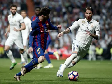 Leo Messi encara a Sergio Ramos en un Real Madrid - Barcelona Leo Messi encara a Sergio Ramos en un Real Madrid - Barcelona