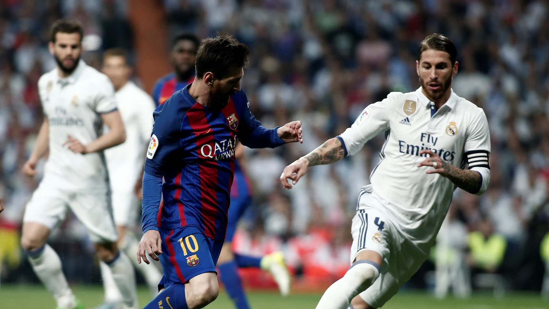 Leo Messi encara a Sergio Ramos en un Real Madrid - Barcelona Leo Messi encara a Sergio Ramos en un Real Madrid - Barcelona