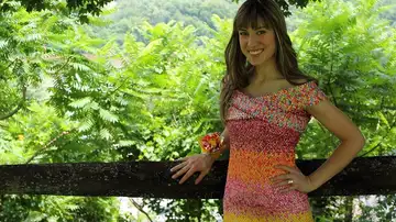 10.000 papeles de caramelos y cuatro años para crearse un vestido 10.000 papeles de caramelos y cuatro años para crearse un vestido