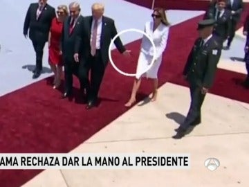 Trump ofrece su mano a Melania y ella le rechaza dándole un manotazo