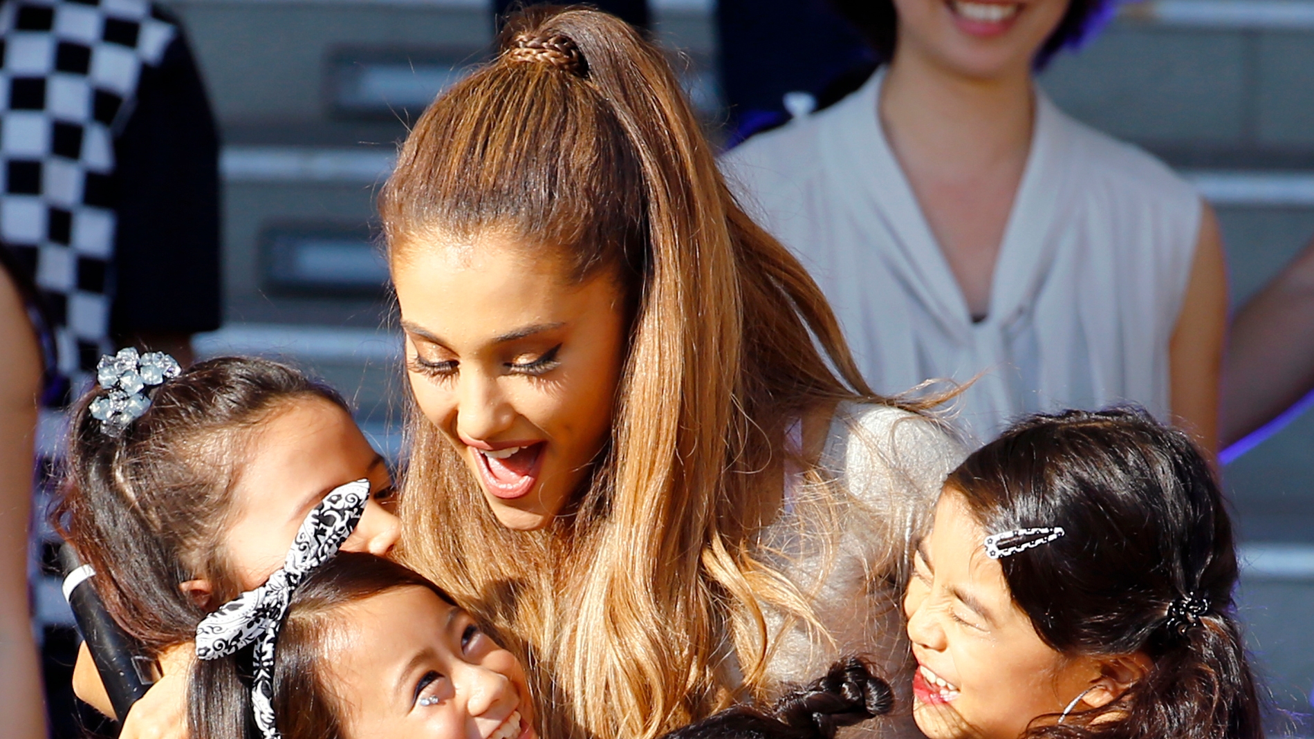 Ariana Grande junto a sus fans