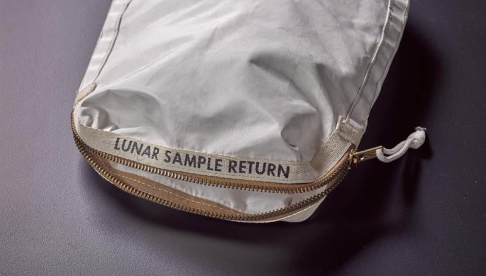 Bolsa con restos de polvo lunar