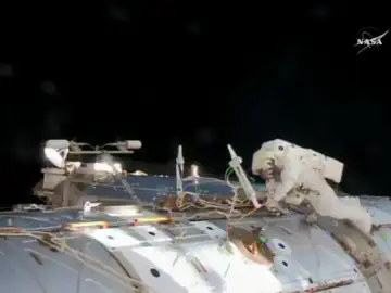 Dos astronautas dan paseo un espacial para reparar un ordenador en la EEI Dos astronautas dan paseo un espacial para reparar un ordenador en la EEI