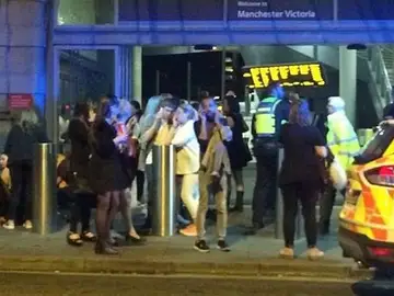 La policía desaloja el estadio Manchester Arena tras producirse dos explosiones La policía desaloja el estadio Manchester Arena tras producirse dos explosiones
