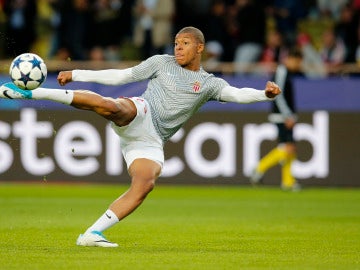 Mbappé, durante un calentamiento previo a un partido de Champions