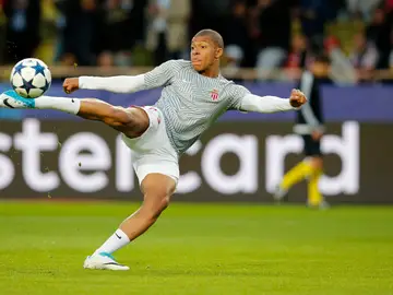 Mbappé, durante un calentamiento previo a un partido de Champions Mbappé, durante un calentamiento previo a un partido de Champions