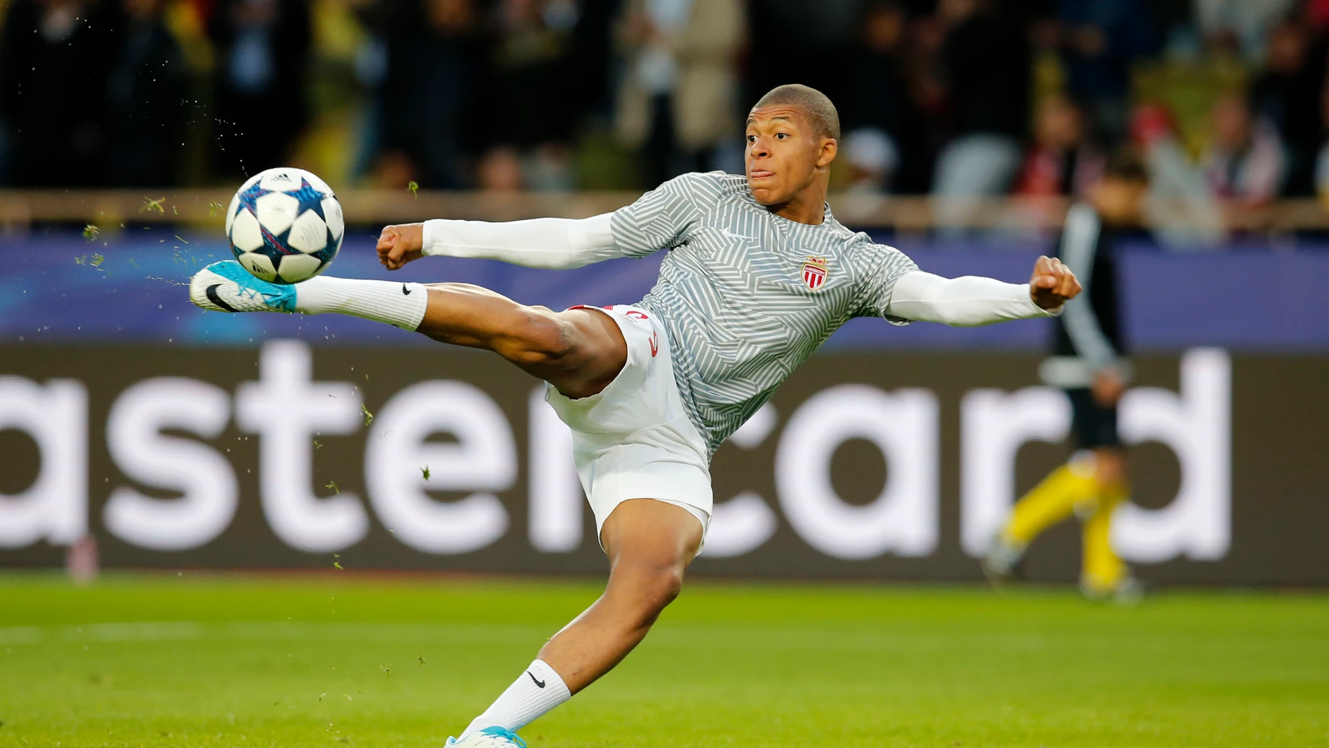 Mbappé, durante un calentamiento previo a un partido de Champions Mbappé, durante un calentamiento previo a un partido de Champions