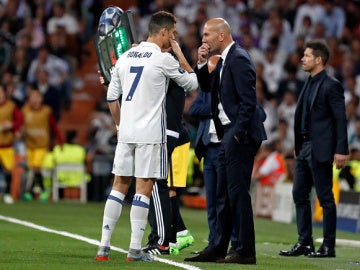 Cristiano y Zidane conversan durante un partido