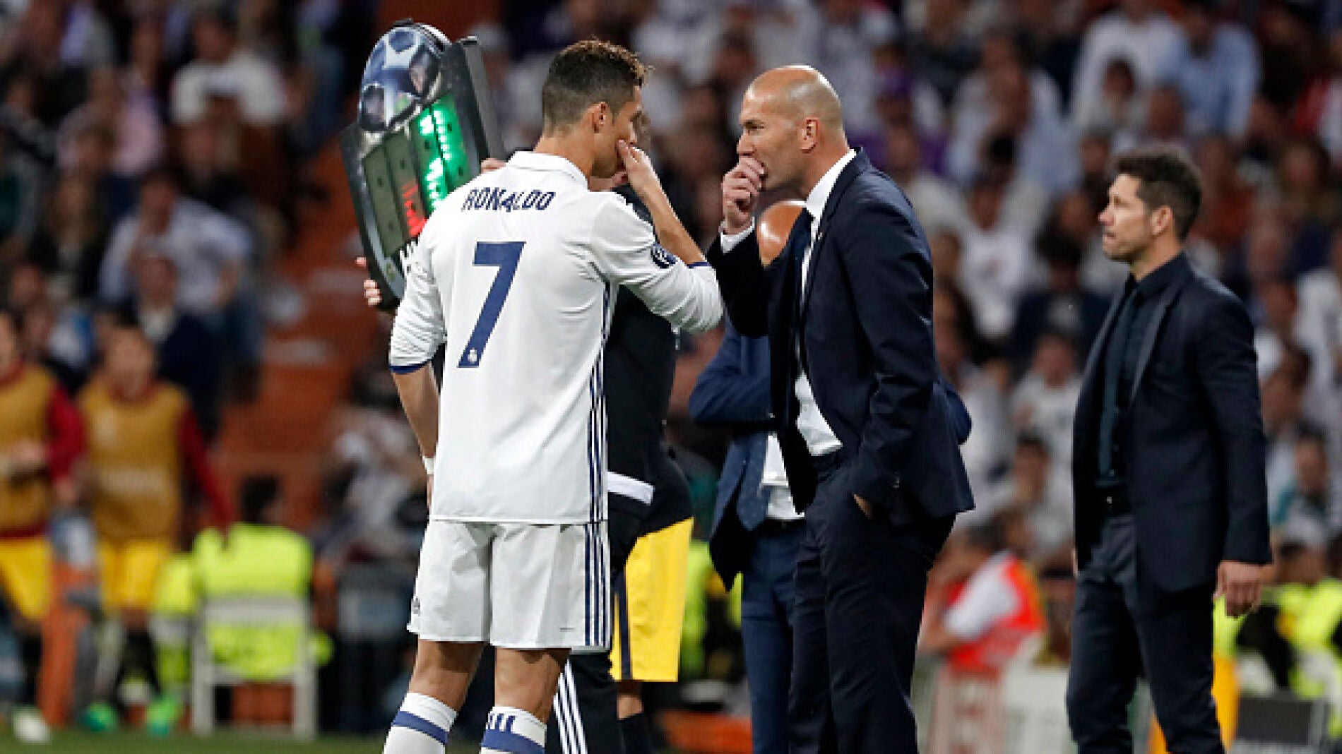 Cristiano y Zidane conversan durante un partido