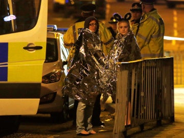 Dos mujeres son atendidas tras salir del Manchester Arena