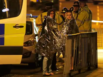 Dos mujeres son atendidas tras salir del Manchester Arena Dos mujeres son atendidas tras salir del Manchester Arena