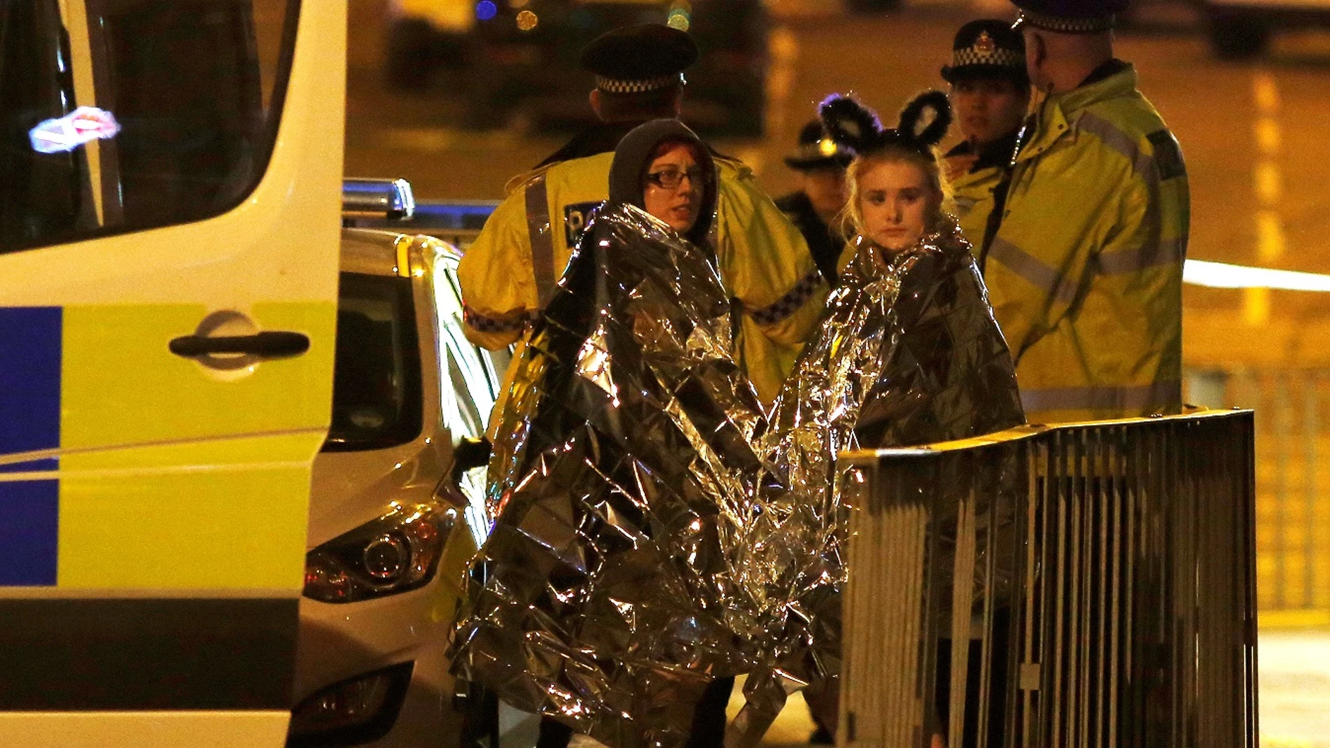 Varias personas a las afueras del Manchester Arena tras el atentado Varias personas a las afueras del Manchester Arena tras el atentado