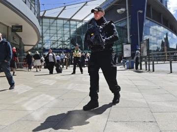 Un policía en las inmediaciones del Manchester Arena
