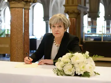 Theresa May visita la ciudad de Manchester tras el atentando que ha provocado 22 víctimas Theresa May visita la ciudad de Manchester tras el atentando que ha provocado 22 víctimas