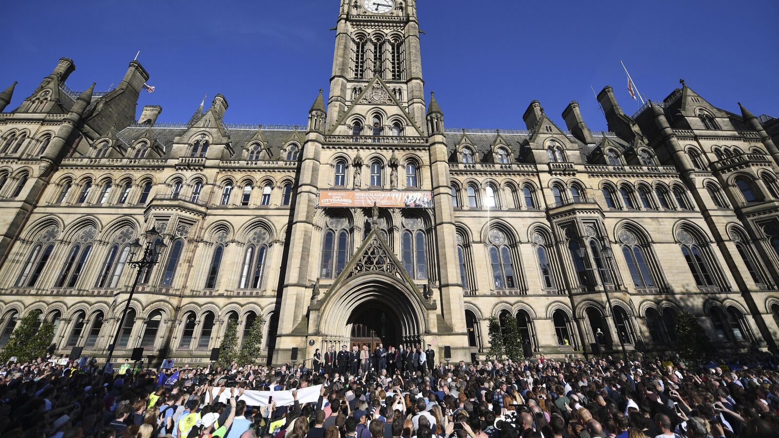 Multitudinaria vigilia en Mánchester en homenaje a las víctimas del atentado