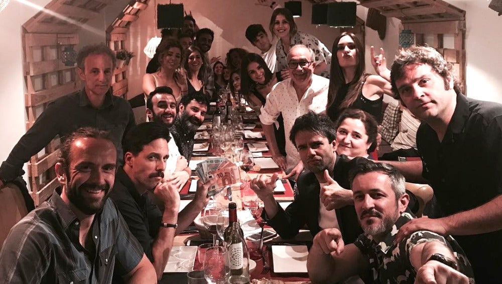 Los actores de 'El secreto de Puente Viejo' se van de celebración
