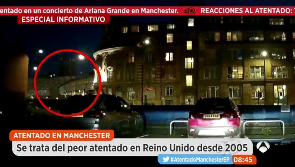 Frame 20.644 de: Los primeros momentos tras el atentado en Manchester muestran el pánico vivido por los asistentes al concierto de Ariana Grande