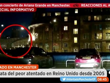 Frame 20.644 de: Los primeros momentos tras el atentado en Manchester muestran el pánico vivido por los asistentes al concierto de Ariana Grande
