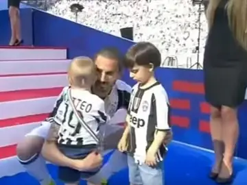Bonucci con sus hijos en la celebración de la Juventus Bonucci con sus hijos en la celebración de la Juventus