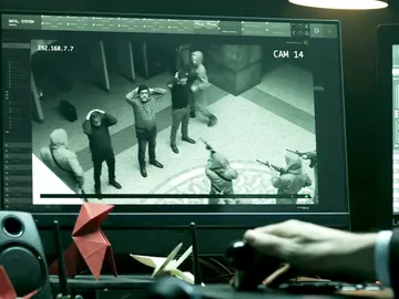 El Profesor celebra su descubrimiento: “Uno de los sanitarios es un policía infiltrado” El Profesor celebra su descubrimiento: “Uno de los sanitarios es un policía infiltrado”