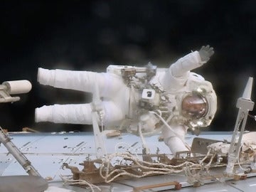 El astronauta Jack Fisher reemplazando una caja de datos en la EEI