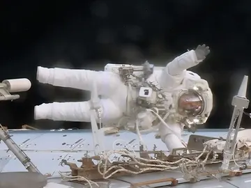El astronauta Jack Fisher reemplazando una caja de datos en la EEI El astronauta Jack Fisher reemplazando una caja de datos en la EEI