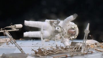 El astronauta Jack Fisher reemplazando una caja de datos en la EEI
