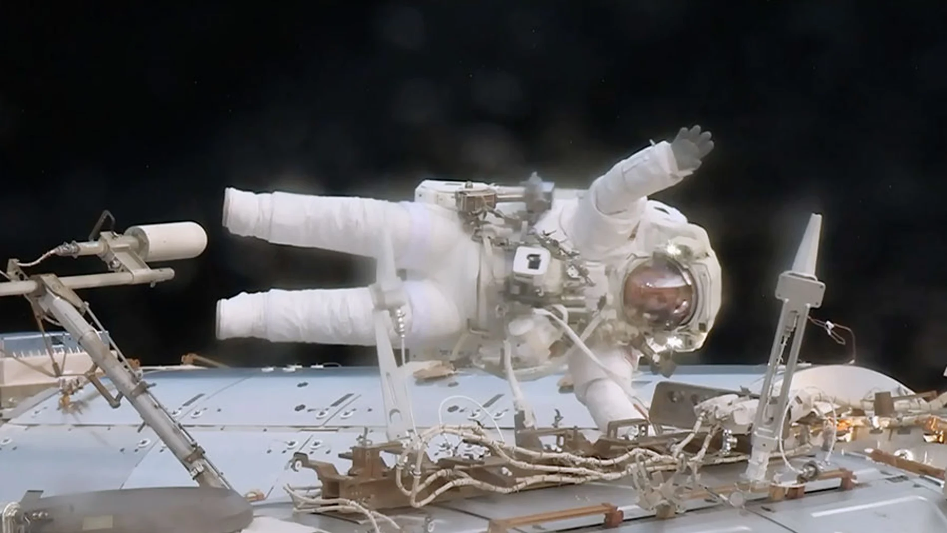 El astronauta Jack Fisher reemplazando una caja de datos en la EEI El astronauta Jack Fisher reemplazando una caja de datos en la EEI