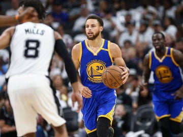 Stephen Curry sube el balón durante el Spurs - Warriors