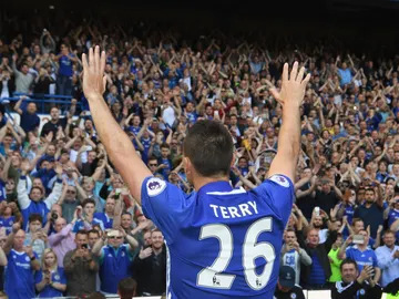 John Terry, despidiéndose de los aficionados del Chelsea John Terry, despidiéndose de los aficionados del Chelsea