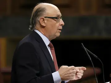 El ministro de Hacienda, Cristóbal Montoro, durante su intervención en el Congreso El ministro de Hacienda, Cristóbal Montoro, durante su intervención en el Congreso