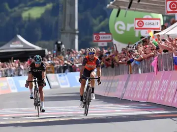 Nibali y Landa llegan a la meta del Giro de Italia Nibali y Landa llegan a la meta del Giro de Italia