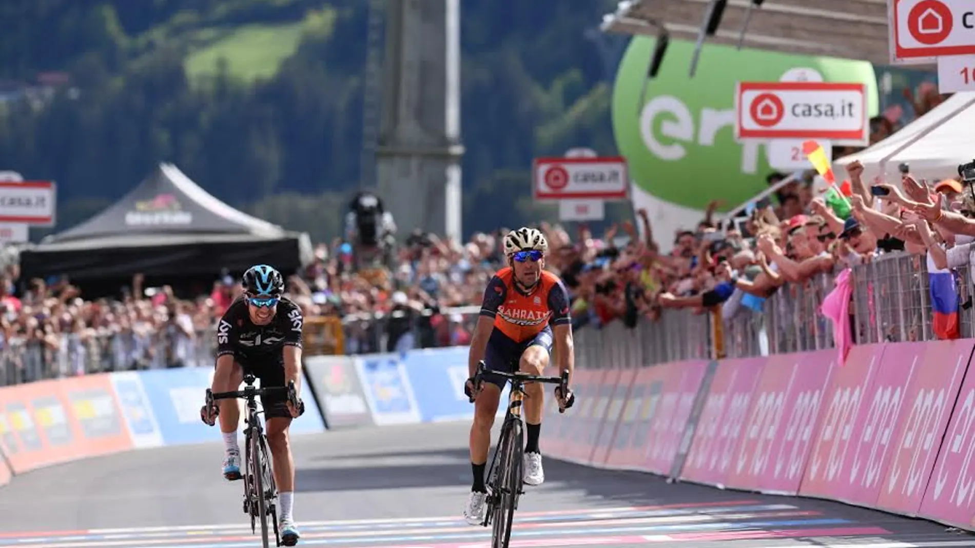 Nibali y Landa llegan a la meta del Giro de Italia Nibali y Landa llegan a la meta del Giro de Italia