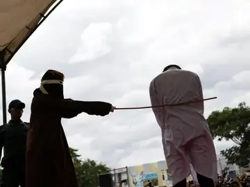 Un hombre recibe 85 azotes públicos en Aceh (Indonesia) Un hombre recibe 85 azotes públicos en Aceh (Indonesia)