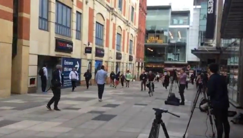 Cientos de personas salen corriendo del centro comercial