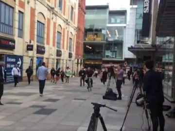 Cientos de personas salen corriendo del centro comercial