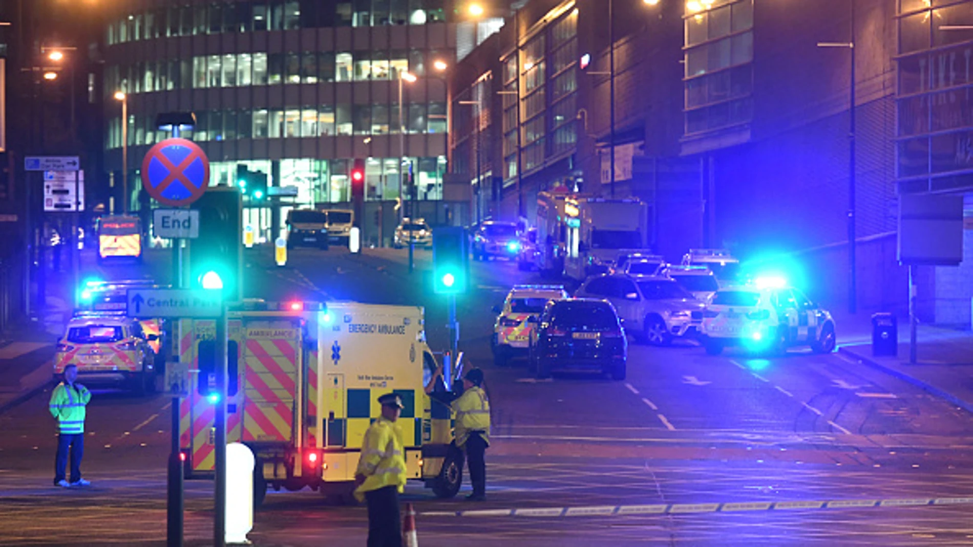 Policía y servicios de emergencias en las inmediaciones del Manchester Arena Policía y servicios de emergencias en las inmediaciones del Manchester Arena